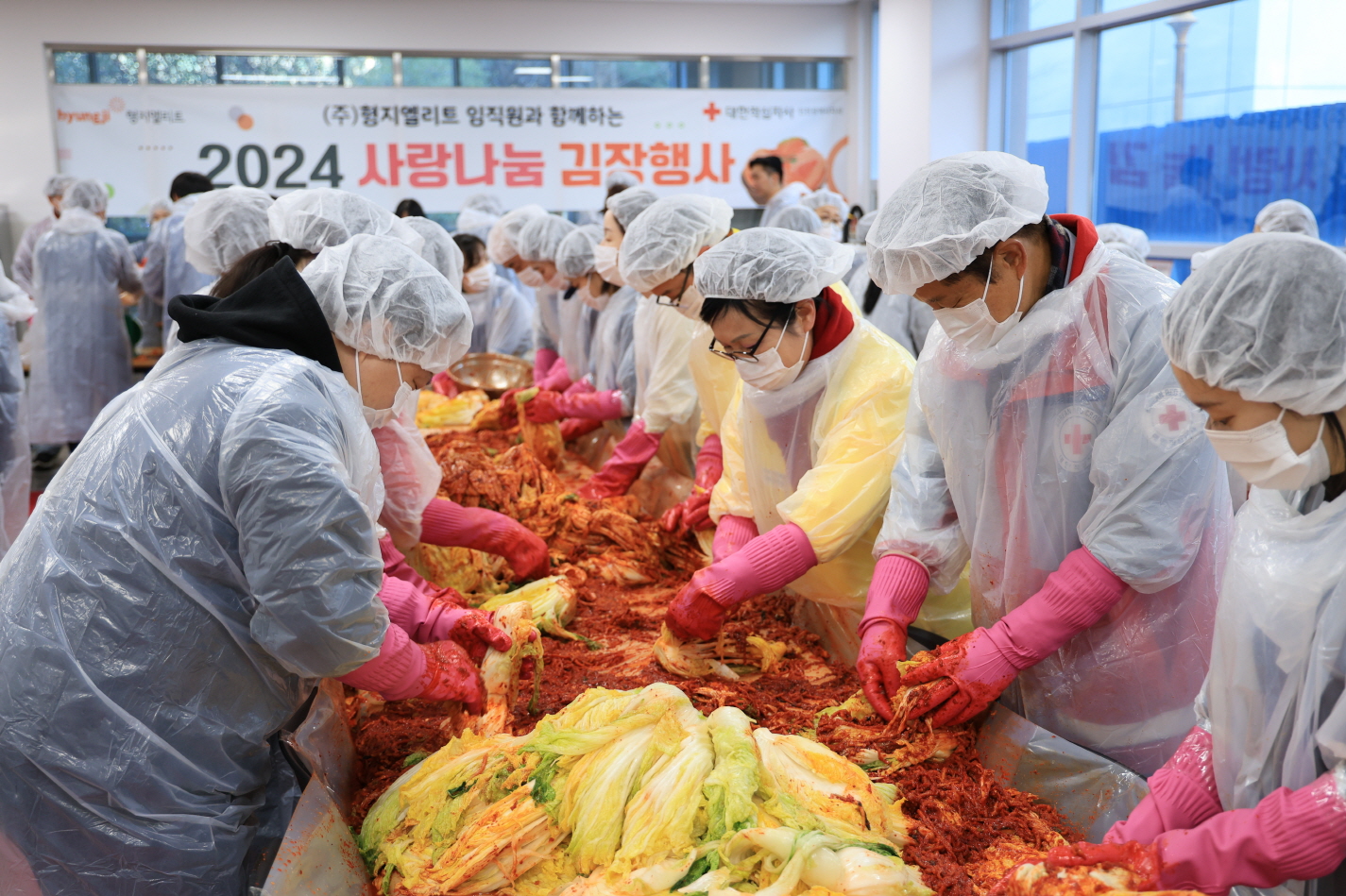 ‘김치로 이웃사랑’ 형지엘리트, 대한적십자사와 김장나눔 봉사 진행 967-Image